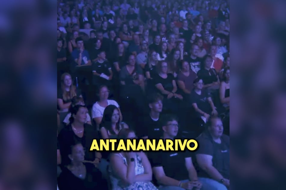 Die Antwort weiß ein kleiner Junge (11), der im Publikum sitzt.