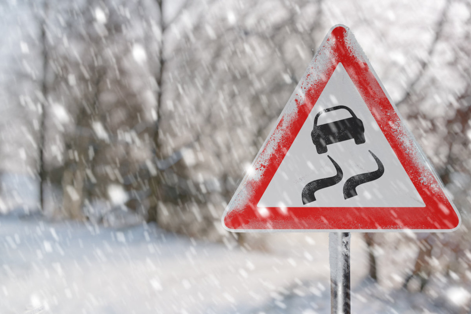 Auch Kinder verletzt: Mehrere Unfälle bei Schnee und Glätte in Bayern
