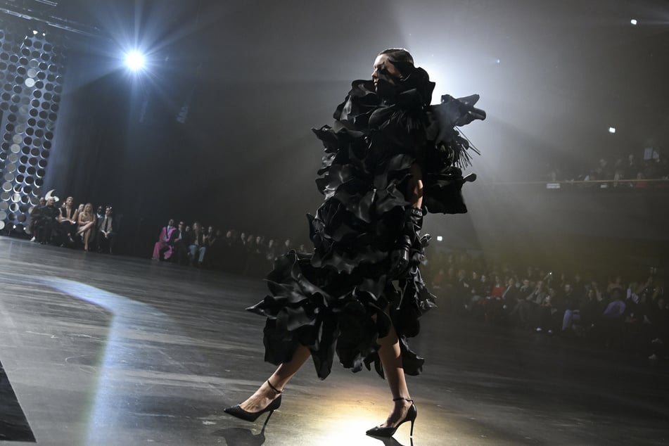 Das schwarze Blumenkleid beendete die Show des Designers.