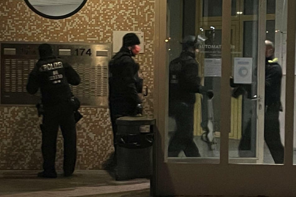 Polizeibeamte suchen das Wohnhaus nach Spuren ab, in dem der Streit begonnen haben soll.