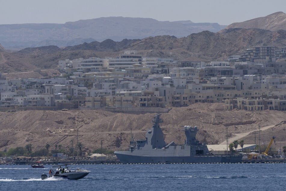 Ein israelisches Kriegsschiff liegt in den Gewässern vor Eilat. Dort gab es am Montag Raketenalarm.