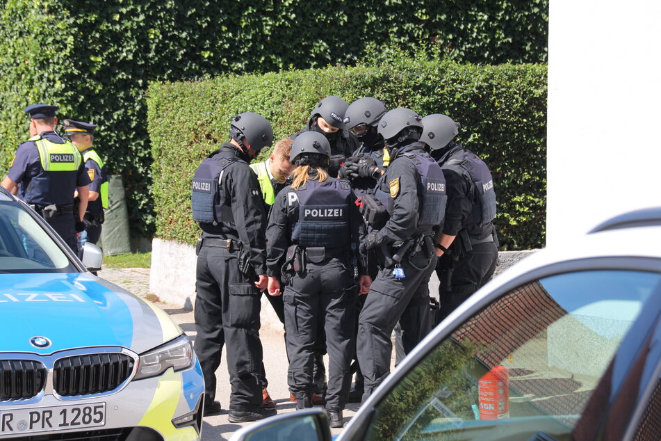 Sondereinsatzkräfte der Polizei besprechen die Lage vor Ort in Wiesent.