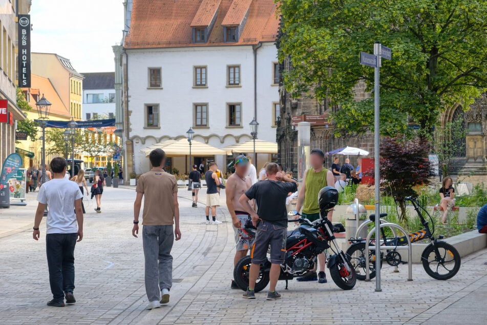 Treffpunkt mit Schattenseite: Schon am Nachmittag füllt sich der Zwickauer Marienplatz – am Morgen danach bleiben Müllberge zurück.