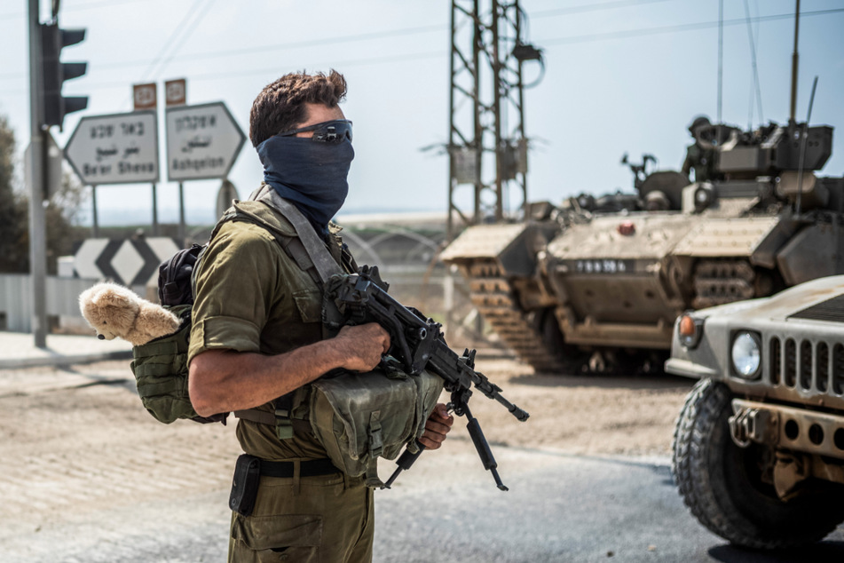 Ein israelischer Soldat steht in der Nähe der Grenze zwischen Israel und Gaza Wache.