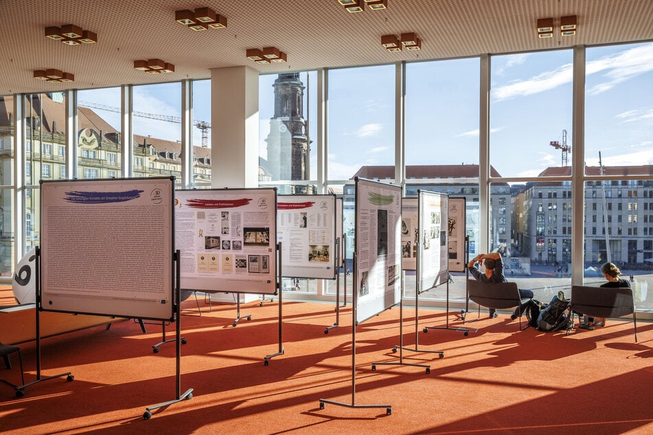Eine Ausstellung informiert im Kulturpalast über die Geschichtes des Grafikmarktes.