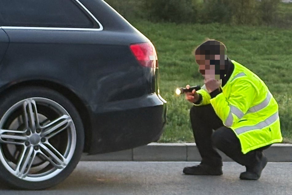 Mann balanciert während der Fahrt auf Anhänger-Kupplung und stürzt: Lebensgefahr!