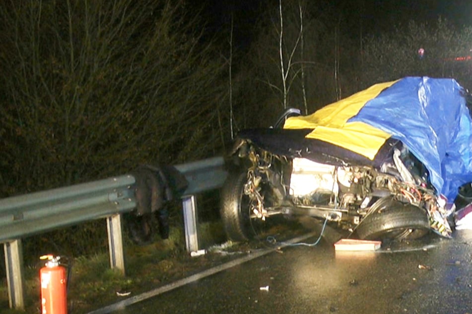 Vier Autos wurden bei dem tödlichen Crash vollkommen zerstört.