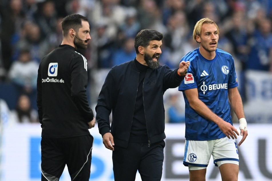 Nicht happy mit dem Elfmeterpfiff gegen sein Team: S04-Coach Miron Muslic (M.).