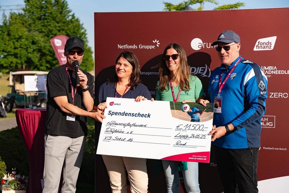 Katrin Gärtner (2.v.l.) und Julia Enoch vom Verein Wolfsträne am Samstag beim VB Select Charity Golf Cup. Mit dem Golfturnier wurde am Wochenende Geld für den Leipziger Trauerverein gesammelt.