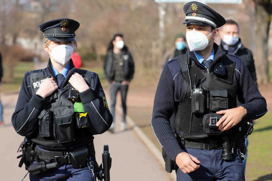 Die Polizistinnen und Polizisten tragen nun auch in Sachsen Bodycams.