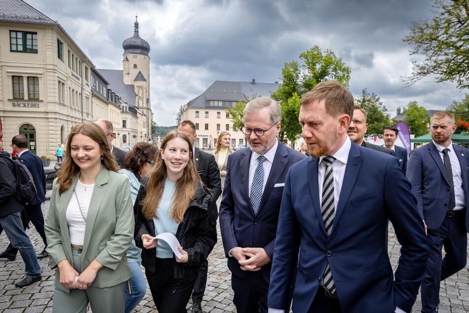 "Es war aufregend und eine Ehre, dass wir die beiden Ministerpräsidenten durch Marienberg führen durften", sagten Johanne Hofmann (13) und Natalie Köhler (18, l.).