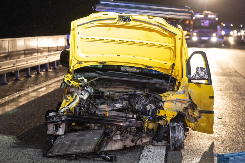 Unfall A73: VW-Fahrer kracht mit hohem Tempo in Leitplanke: Trümmerteile fliegen bis auf Gegenfahrbahn