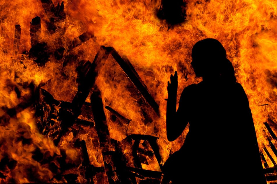 Pyromanin außer Kontrolle! Frau legt Feuer in Kirche, wird festgenommen und zündet Polizeiauto an