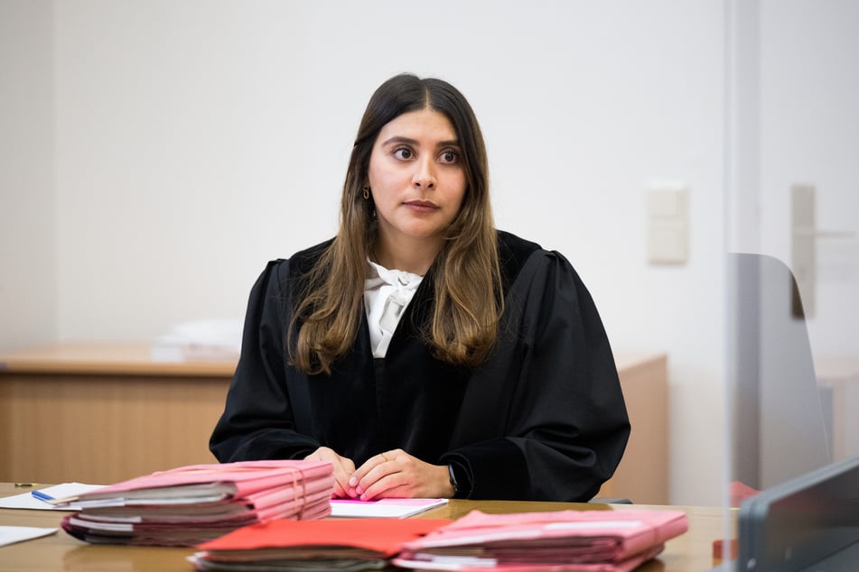 Die Vorsitzende Richterin Eda Bacak sitzt vor Prozessbeginn in einem Gerichtssaal im Landgericht.
