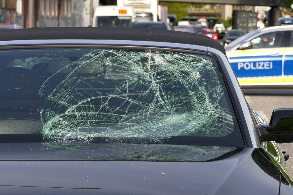 Die Windschutzscheibe des Audi wurde durch den Unfall stark beschädigt.