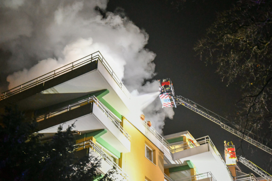 Dichter Rauch dringt aus der Wohnanlage in Großhansdorf.