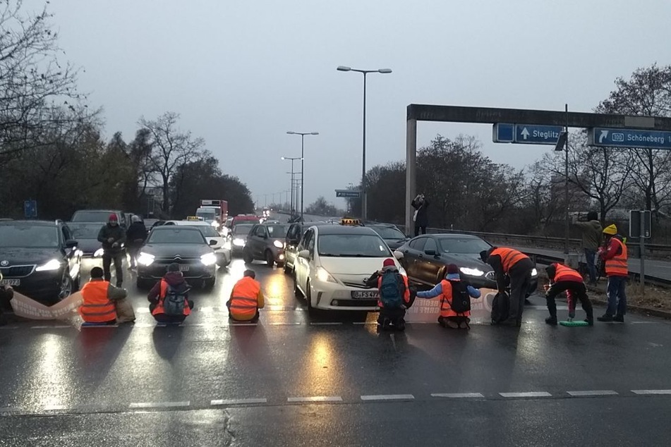 Am heutigen Freitagmorgen blockierten die Klimaaktivisten der "Letzten Generation" die Abfahrt der A100.