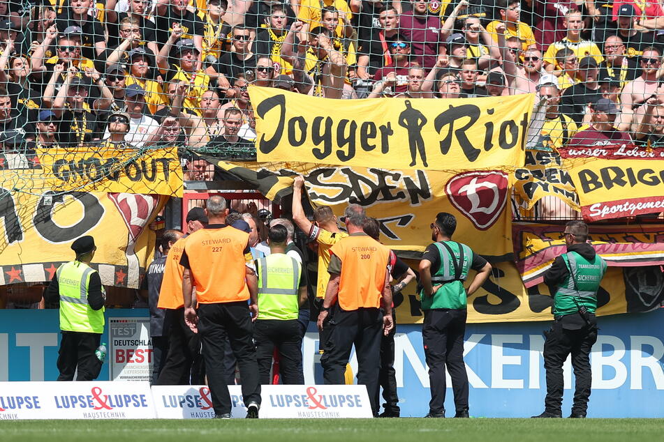 Ein Fluchttor war angeblich von einem Dynamo-Banner blockiert. Die Partie war daher 14 Minuten unterbrochen. Es wurde alles friedlich gelöst.