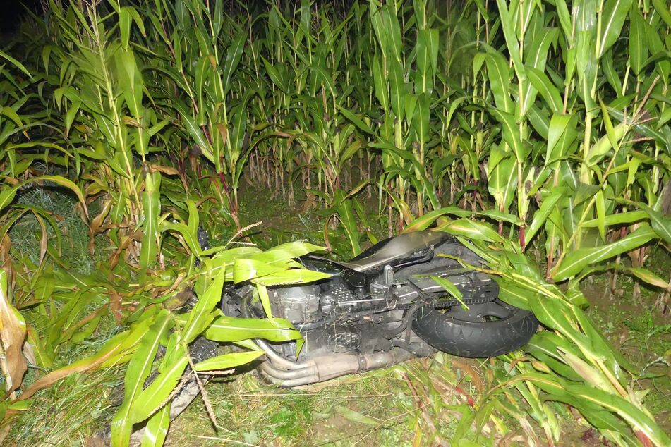 Der Motorradfahrer (31) war bei dem Unfall in Radevormwald in ein Maisfeld gerutscht und schwer verletzt worden.