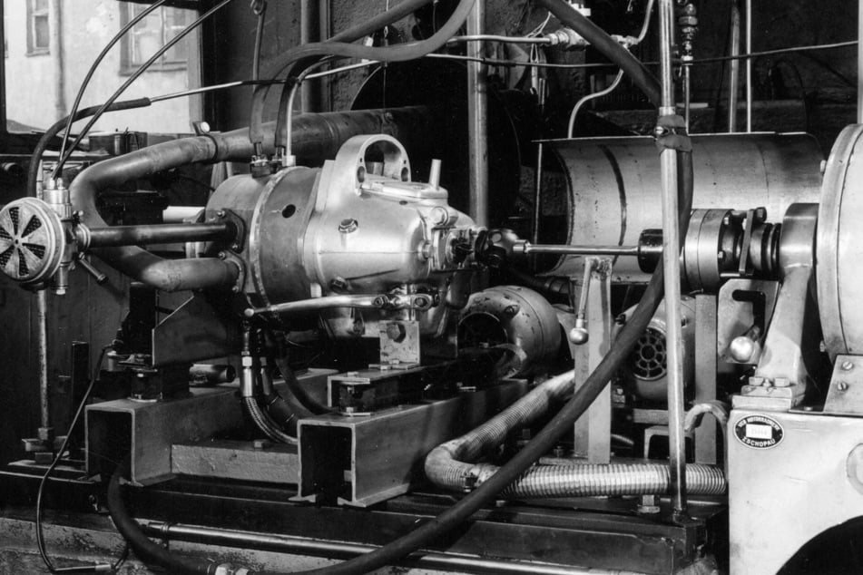 Historische Aufnahme: Wassergekühlter Wankelmotor von 1961 bei MZ auf dem Prüfstand.