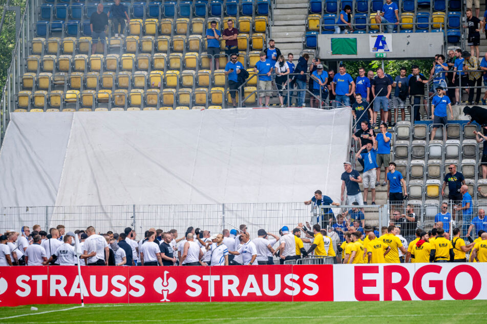 Einige Hertha-Fans gelangten in den Innenraum des Stadions.