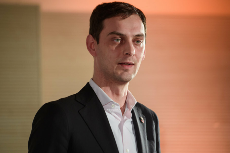 Martin Hikel (SPD), Bezirksbürgermeister von Neukölln, spricht bei der Pressekonferenz