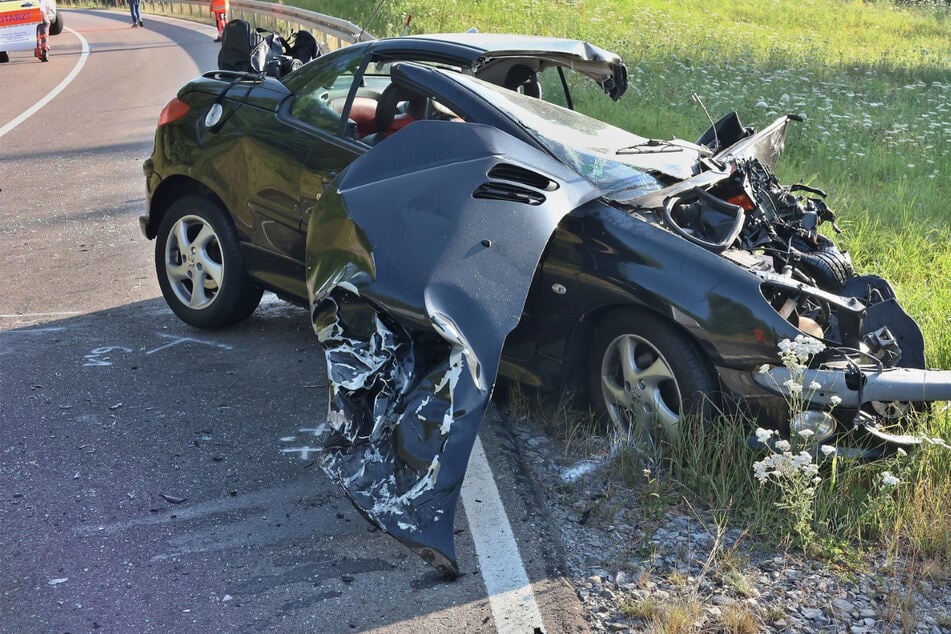 Frontalcrash bei voller Fahrt: Für 20-Jährigen kommt jede Hilfe zu spät
