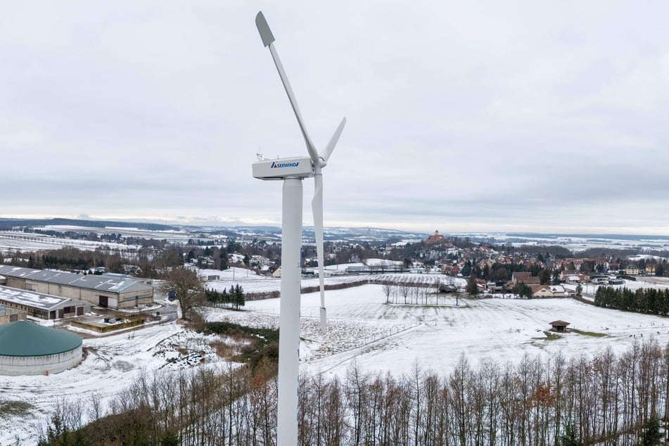 Dieses Windrad in Lichtentanne sorgt für Diskussionen: Seit Jahren stehen die Rotorblätter still.