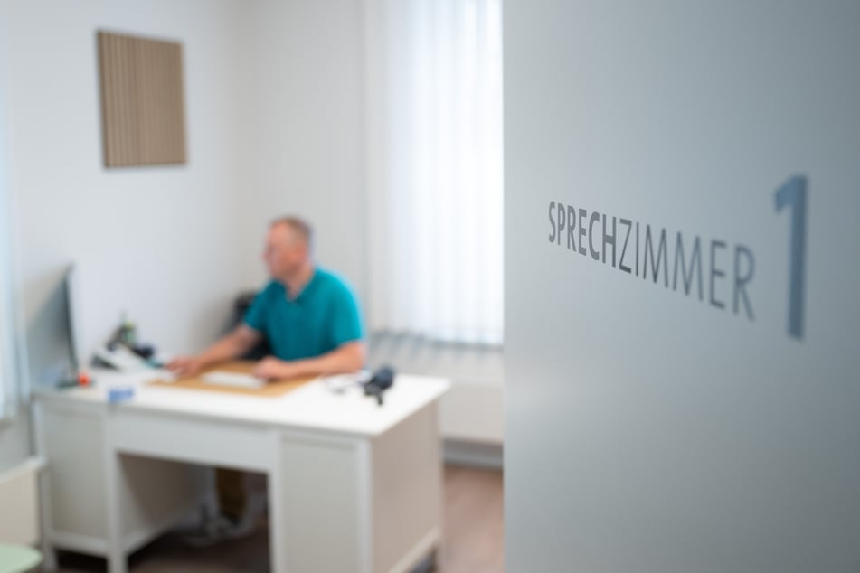 Die Erschöpfung durch die Arbeit ist bei vielen Ärzten hoch. (Symbolbild)