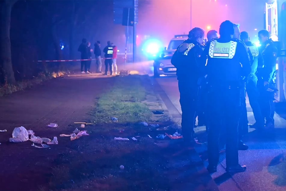 In Hamburg-Harburg ist ein Jugendlicher am gestrigen Freitag durch Messerstiche tödlich verletzt worden. Zwei weitere Personen wurden verletzt.