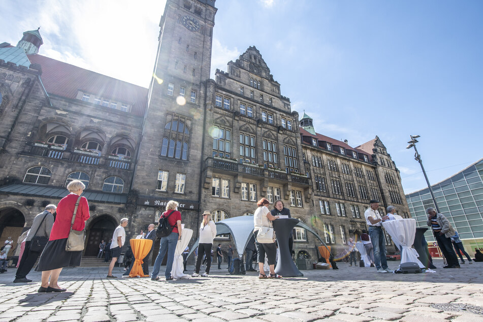 Bürgerrunde mit den OB-Kandidaten vor dem Rathaus. Zahlreiche Bürger wollten mit den Politikern reden.