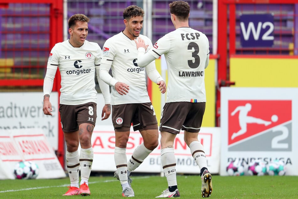 Jubeln die Kiezkicker um Edeltechniker Omar Marmoush (M.) auch gegen den FC Würzburger Kickers.