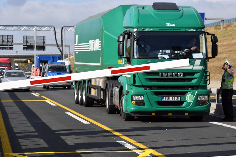 Die Leverkusener Brücke ist derart marode, dass Lastwagen sie schon seit Jahren nicht mehr befahren dürfen und große Umwege in Kauf nehmen müssen.