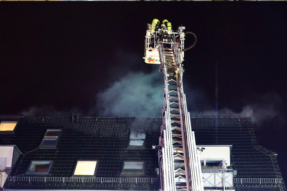Die Einsatzkräfte können ein Übergreifen des Feuers auf den Dachstuhl verhindern.