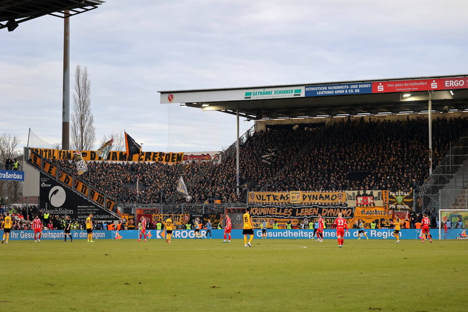 Die 2000 mitgereisten Dynamo-Fans mussten sich am Ende eingestehen, Cottbus war die bessere Mannschaft. Sie konnten daher mit dem Punkt leben.