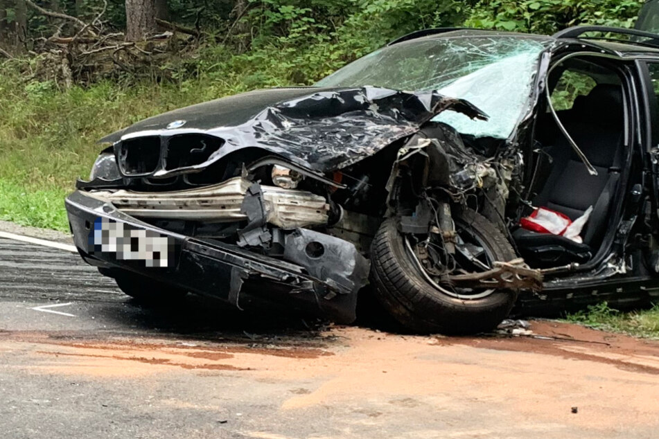 Das Foto zeigt das Wrack eines BMW, der an dem Unfall auf der ST2437 beteiligt war.