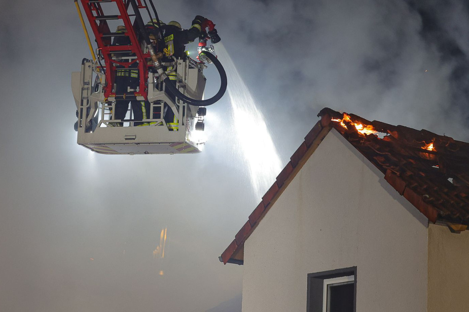 Wohnhaus von Familie in Flammen: War es ein rassistischer Brandanschlag?