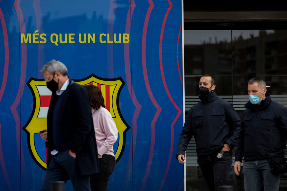 Katalanische Polizisten gehen vor den Büros des FC Barcelona entlang.