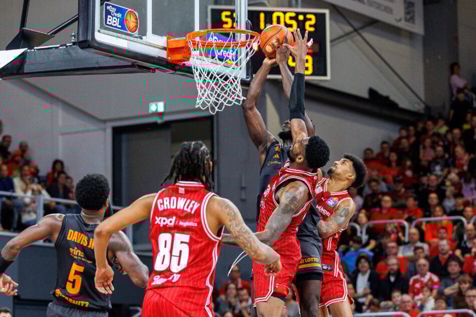 Amadou Sow (verdeckt) war mit 23 erzielten Punkten und elf Rebounds der beste Niners-Korbjäger.