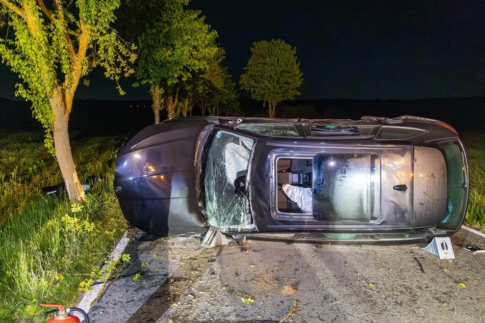 Der Skoda blieb auf der Seite liegen, der Fahrer (46) musste in ein Krankenhaus gebracht werden.