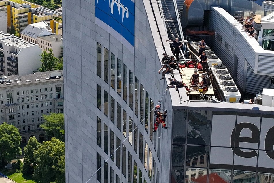 Spektakuläre Szenen spielten sich am Samstag vor dem Leipziger Uniriesen ab. Vom Dach des City-Hochhauses aus seilten sich zwei Höhenretter ab ...