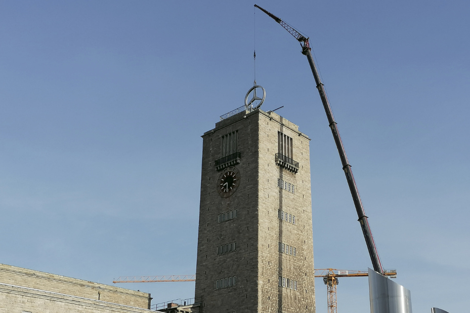 Der Stern auf dem Bonatzbau wird mit einem Kran abtransportiert.