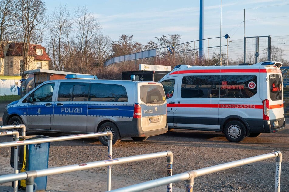 Sieben Männer im Alter zwischen 17 und 24 Jahren wurden dabei verletzt. Die Rettungsleitstelle löste zunächst einen Massenanfall an Verletzten aus, um genügend Rettungswagen schicken zu können.