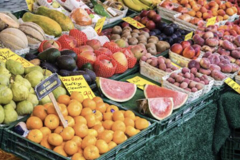 Nicht nur Obst und Gemüse, auch leckere Feinkost wird auf dem Samstagsmarkt geboten. (Symbolbild)