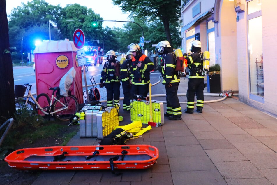 Am Sonntagabend musste die Hamburger Feuerwehr zu einem Brand in einem Geschäft im Stadtteil Winterhude ausrücken.