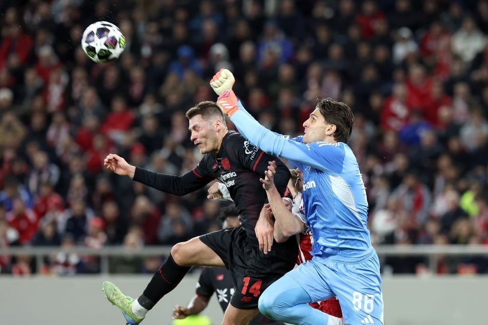Ein Doppelpack von Patrik Schick (30, l.) brachte die Werkself beim Hinspiel in Piräus auf die Siegerstraße.