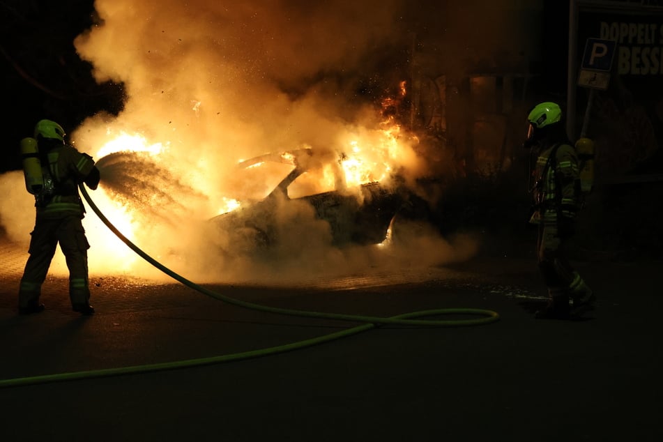 Vor dem Kreishaus Bergheim sind in der vergangenen Nacht drei Autos in Flammen aufgegangen. (Symbolbild)