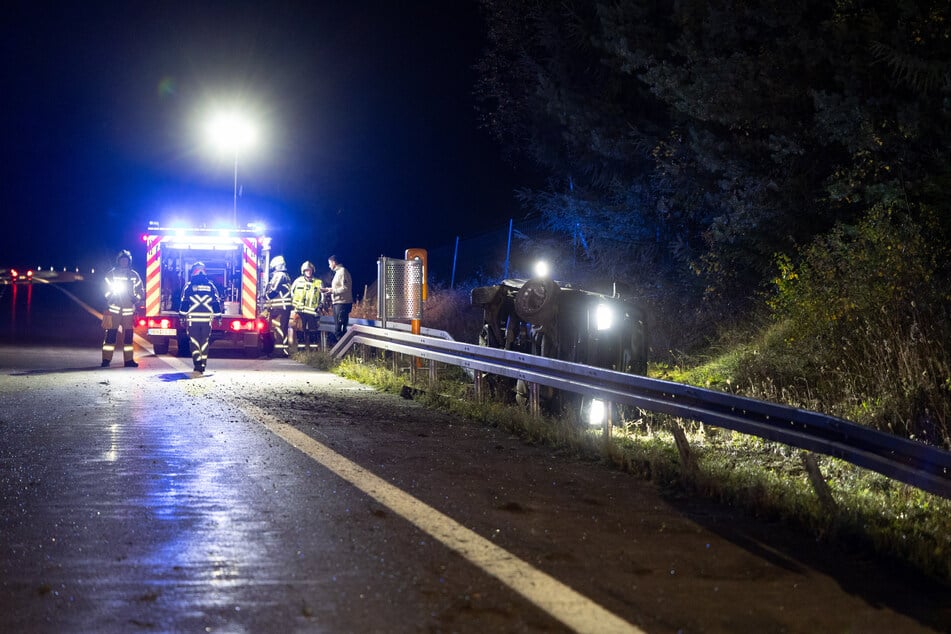 Die Fahrbahn musste nach dem Unfall gereinigt werden.