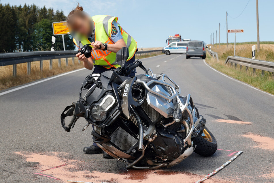 Das Motorrad wurde durch den Unfall massiv beschädigt.