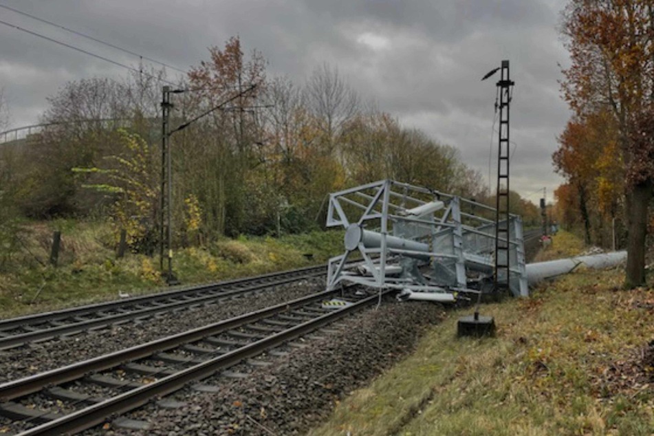 Am Donnerstag ist ein Telekom-Mast auf die Gleise gefallen.